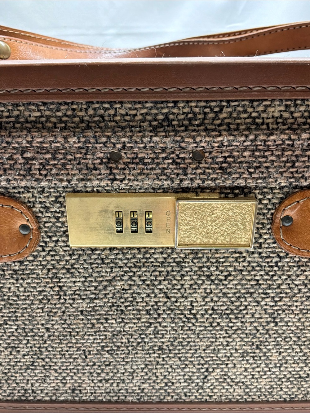 Vintage Hartmann Tweed Travel Train Case with Leather Trim 2 Zip Pouches Inside - Picture 7 of 16